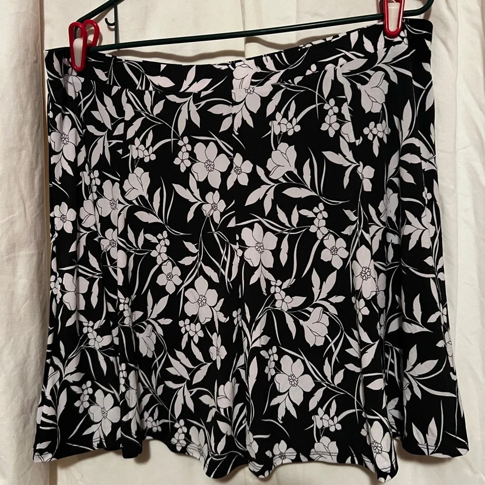 Susan Graver Women's XL Skort‎ Floral Black & White. Super stretchy! Tennis Golf - Picture 2 of 6